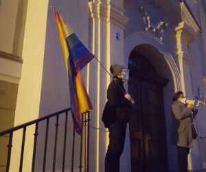 Znicze, wieszaki, transparenty. Protest Piekło kobiet w Lesznie
