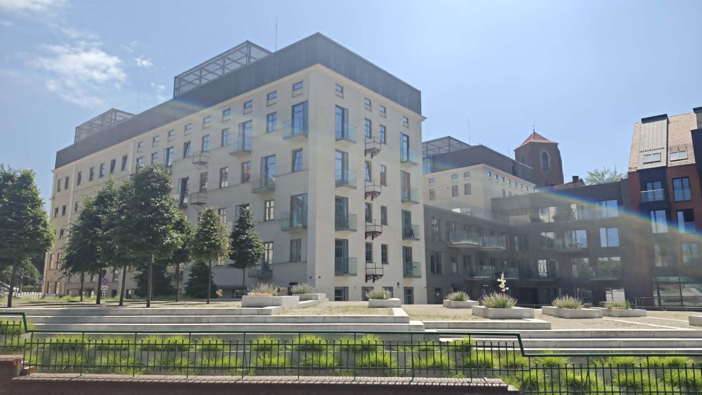 Zbudowali balkony, z których nie da się korzystać. Deweloper tłumaczy, o co chodzi