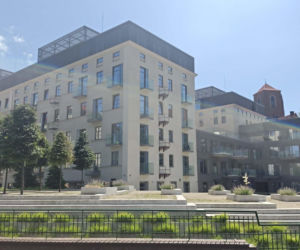 Zbudowali balkony, z których nie da się korzystać. Deweloper tłumaczy, o co chodzi