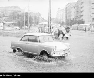 Warszawa zniknęła pod wodą! Zalane ulice i chodniki. Co tam się działo! Archiwalne zdjęcia z lat 60.