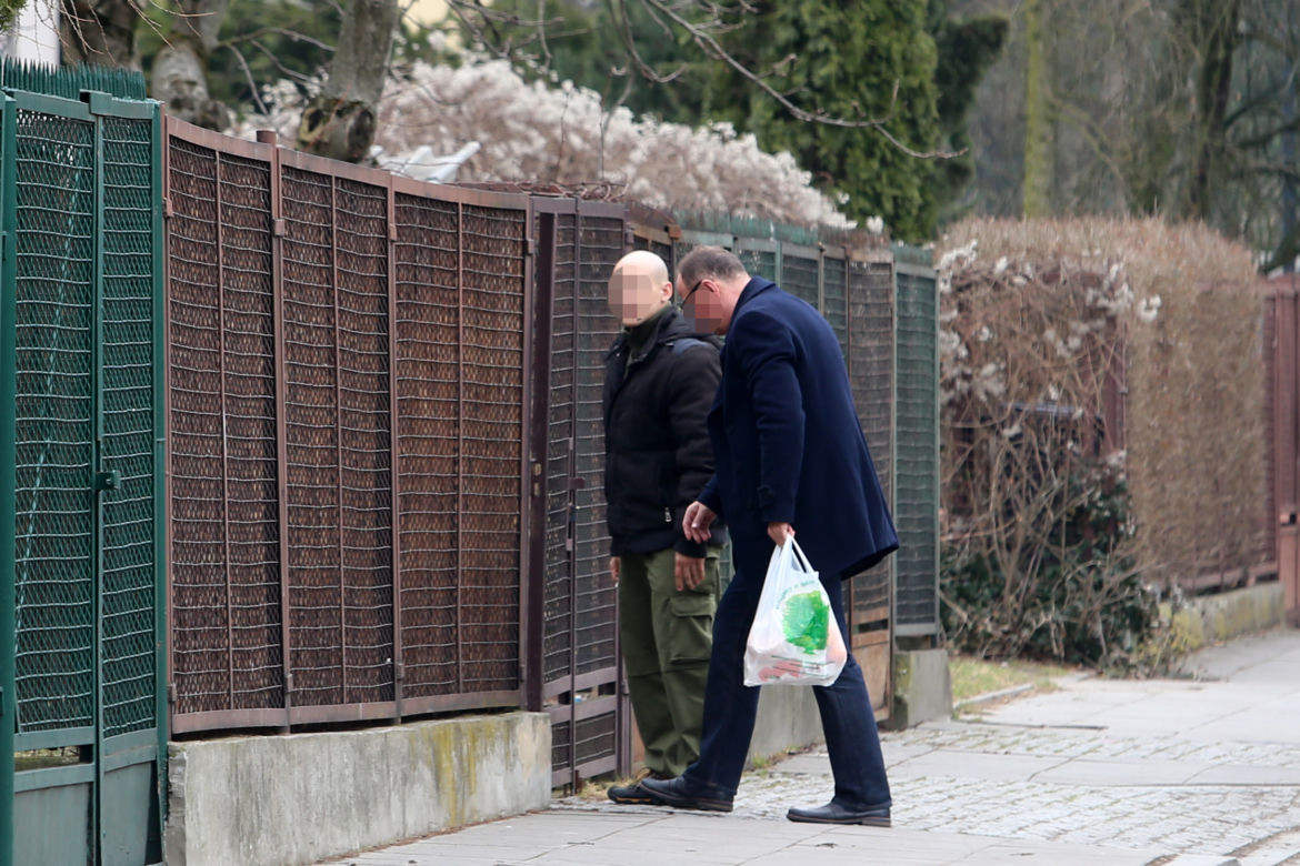 Tajemnicza torba Kaczyńskiego. Wiemy, gdzie robi zakupy