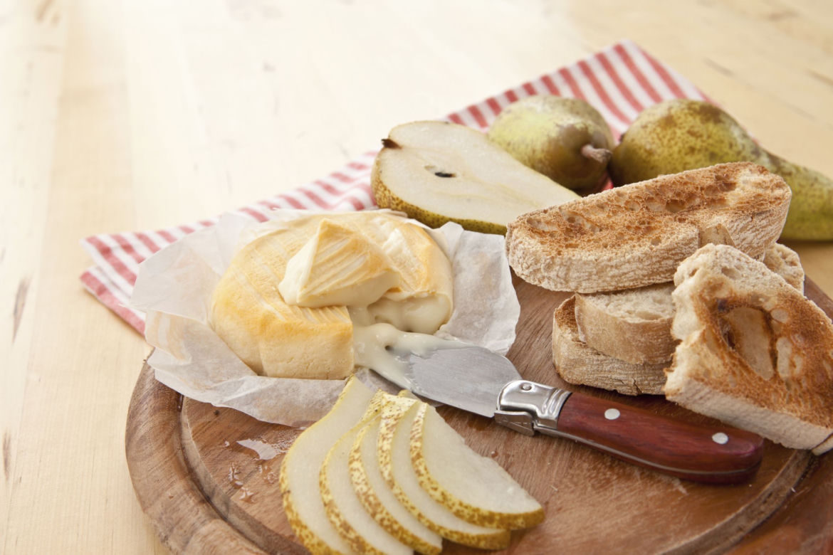 Bułka pełnoziarnista z serem camembert i gruszkami