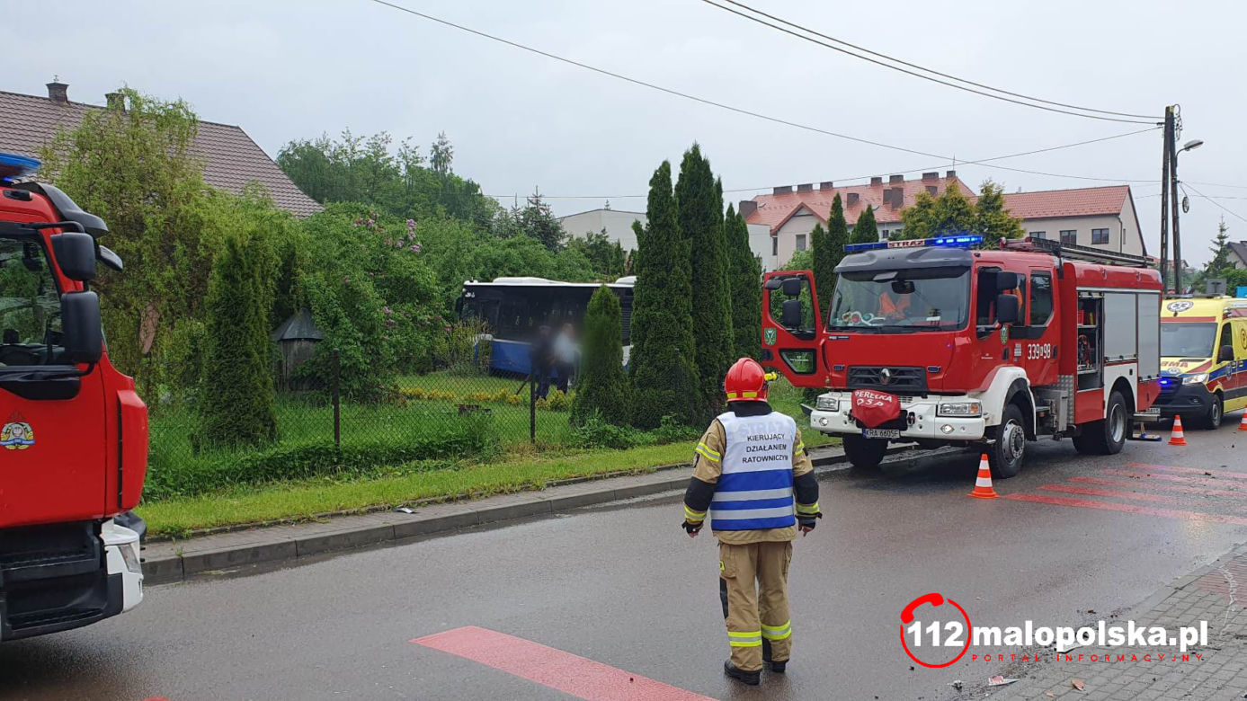 Wola Zachariaszowska. Kierowca autobusu wypadł z jezdni i uderzył w ogrodzenie. Wiózł 12 osób
