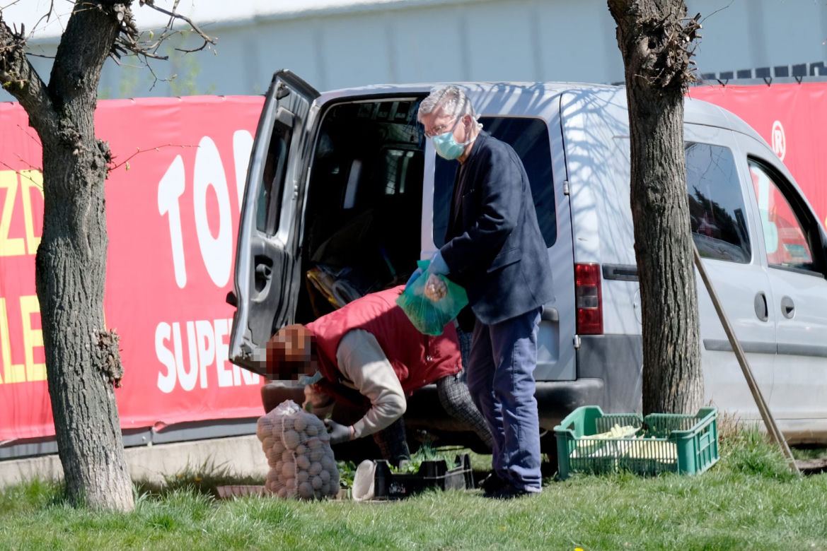 Marszałek Karczewski robi zakupy na bazarku