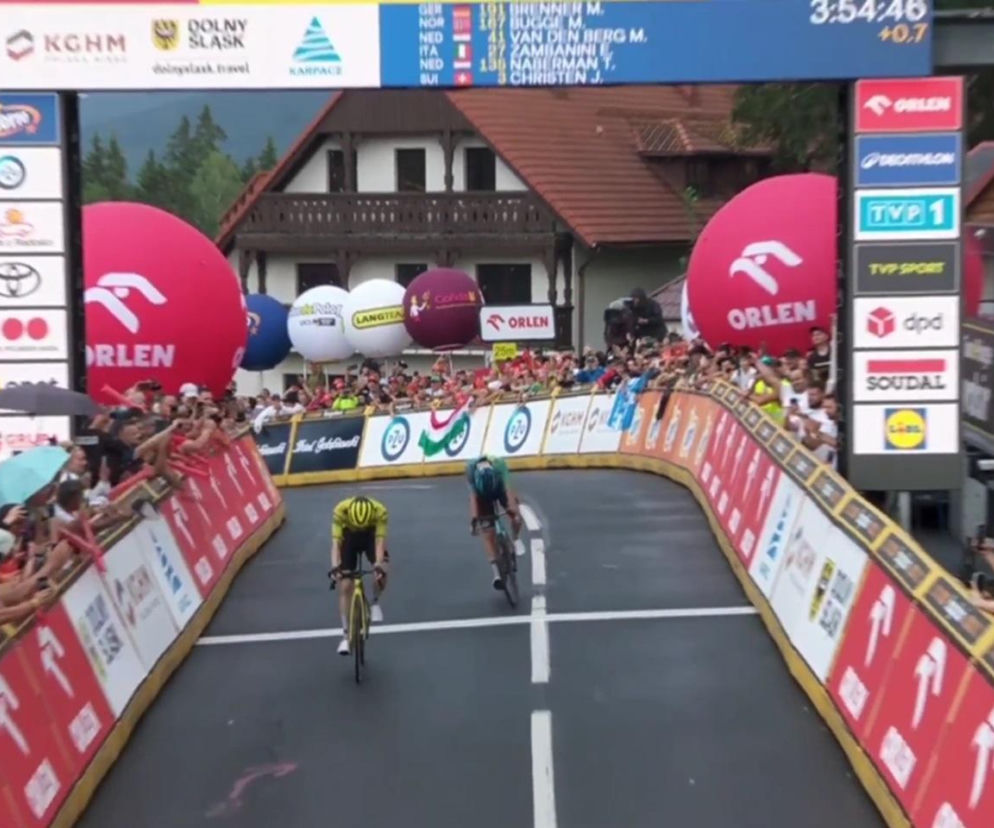 Bart Lemmen i Christian Scaroni na finiszu w Karpaczu. O zwycięstwie w Tour de Pologne przeczytasz na SE Supersport.