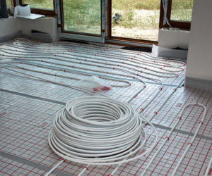 Kompletny przewodnik o ogrzewaniu podłogowym: rodzaje, montaż, wady, zalety