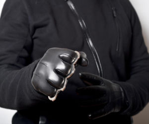 Ostrów. Rozbój z użyciem kastetu. Sprawcy zatrzymani