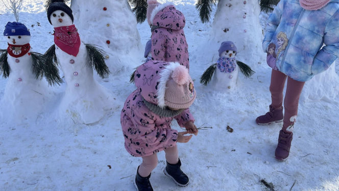 Rodzina bałwanów w Lublinie. Państwo Wrońscy zbudowali zimowy hit osiedla