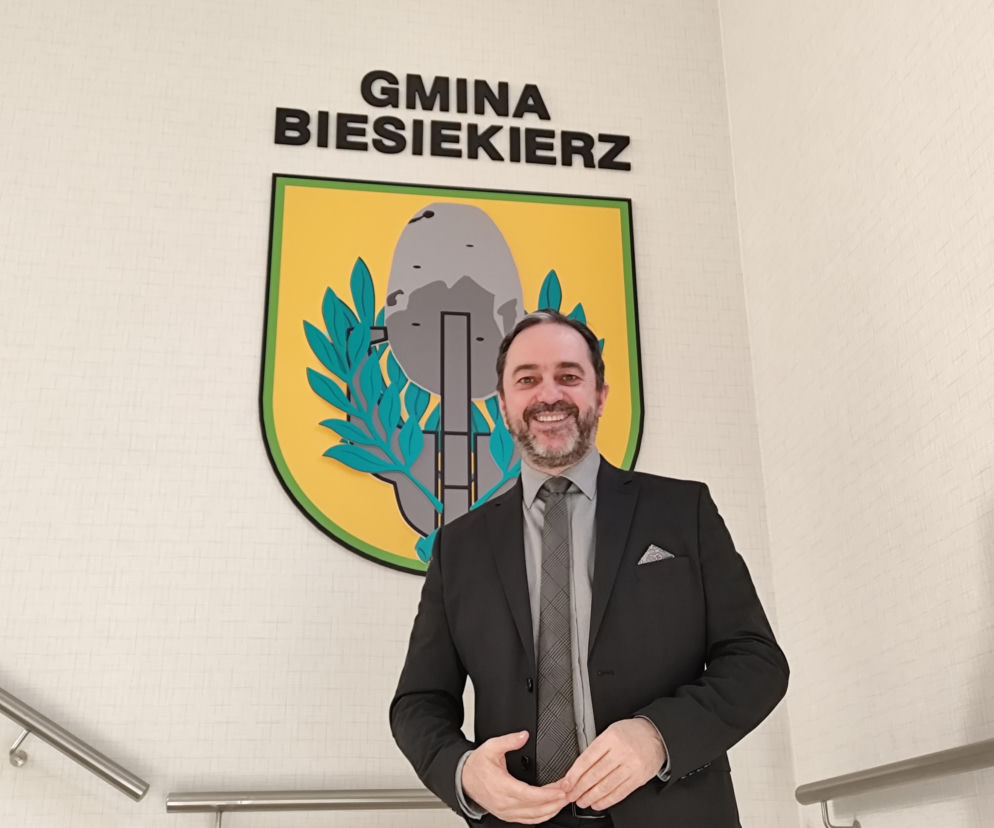 Wójt Gminy Biesiekierz w odnowionym budynku Urzędu Gminy