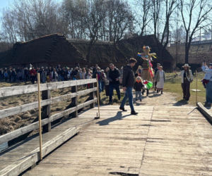 Tłumy w lubelskim Skansenie pożegnały zimę. Jeden z dawnych przesądów do dziś mrozi krew w żyłach