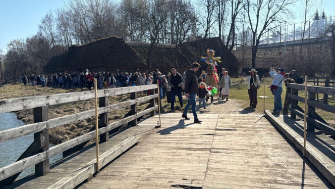 Tłumy w lubelskim Skansenie pożegnały zimę. Jeden z dawnych przesądów do dziś mrozi krew w żyłach