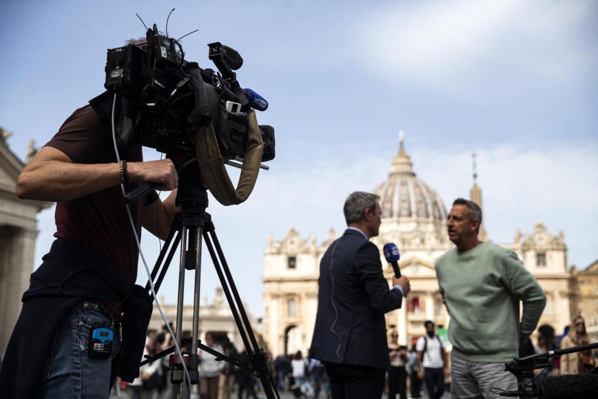 Papież Franciszek nie żyje. Wierni modlą się na Placu Św. Piotra