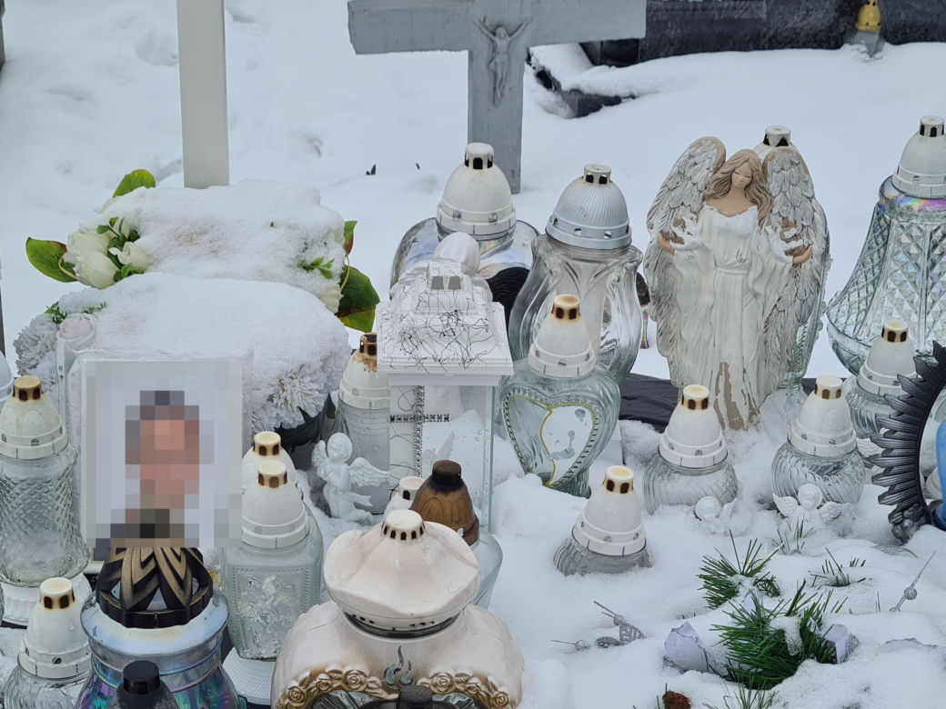 Grób Natalki tonie w zniczach. Miała zaledwie 17 lat, kiedy zamordował ją brat [ZDJĘCIA]