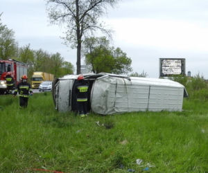 Bielsk Podlaski. Wypadek busa na DK 19. Dwóch pasażerów wyleciało z pojazdu [ZDJĘCIA]