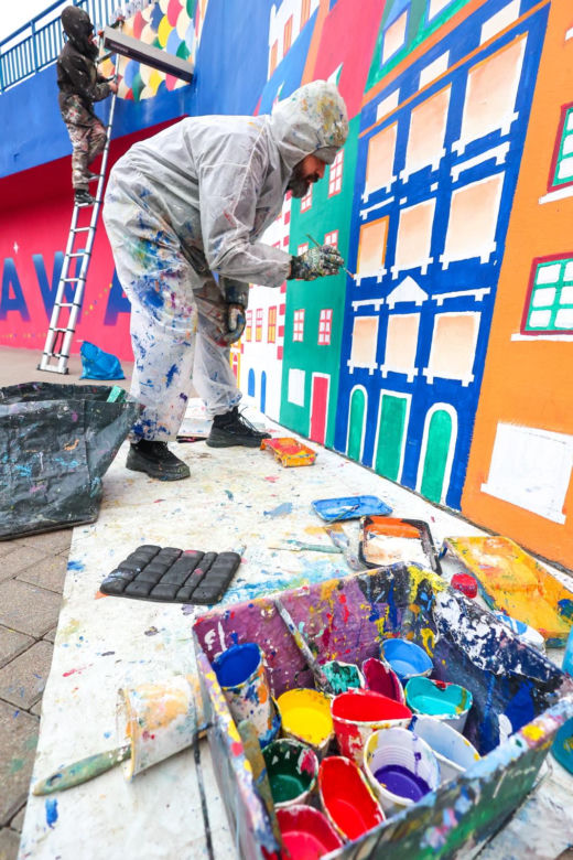 Świąteczny mural na "patelni" w Warszawie