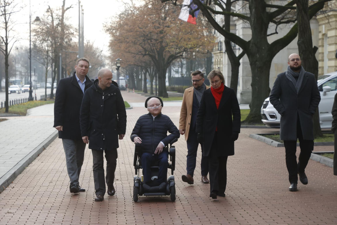 Protest osób z niepełnosprawnościami pod Kancelarią Premiera