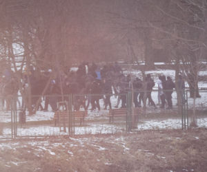 Mecz Stomil Olsztyn - Widzew Łódź. Pod stadionem tłum kibiców. Interweniowała policja