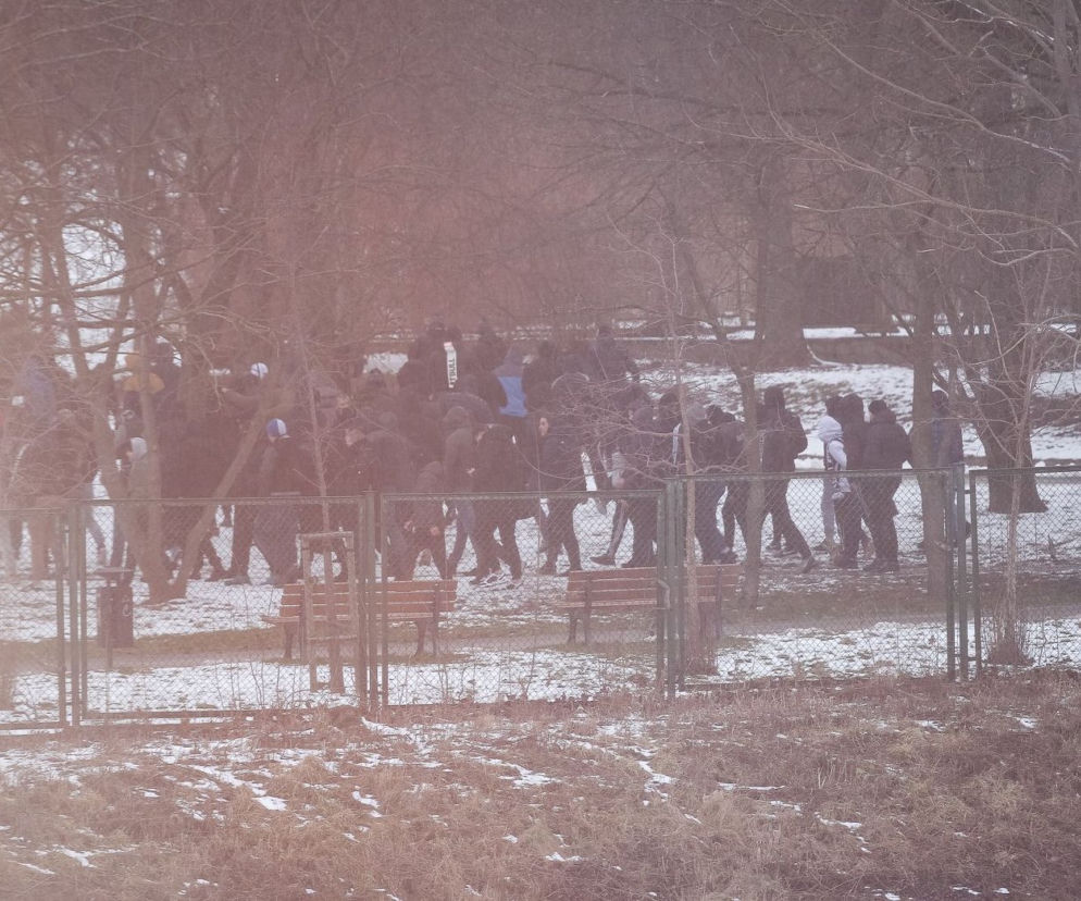 Mecz Stomil Olsztyn - Widzew Łódź. Pod stadionem tłum kibiców. Interweniowała policja