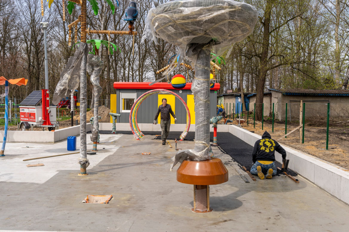 Pierwszy wodny plac zabaw w Zabrzu coraz bliżej. Montowane są już urządzenia 