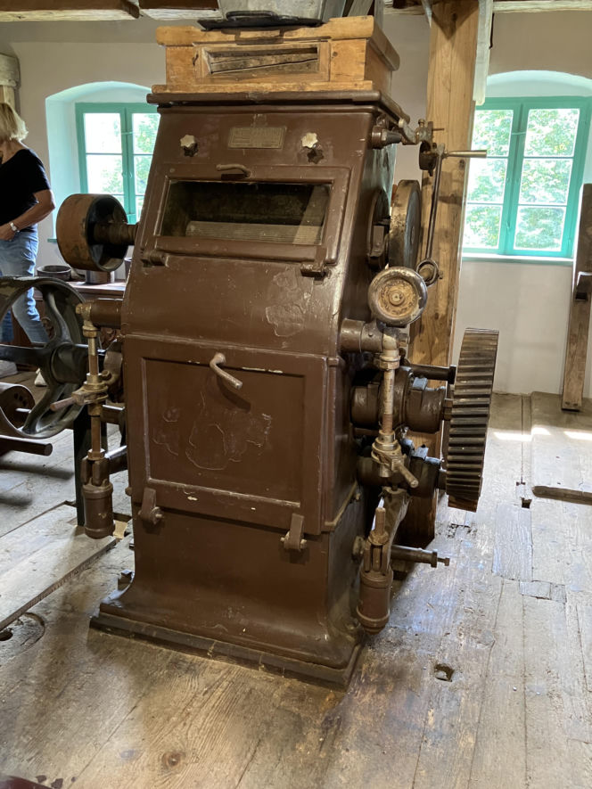 Ekspozycja urządzeń młyńskich w Dolnym Młynie w Wojciechowie