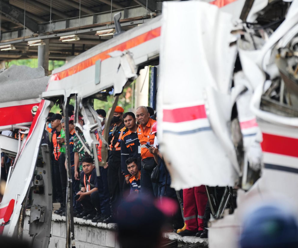 Indonezja/ Do 14 wzrosła liczba ofiar śmiertelnych kolizji pociągów, 84 osoby ranne