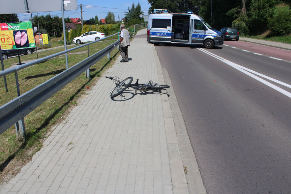 Potrącenie rowerzysty na DW 977 w Nowodworzu