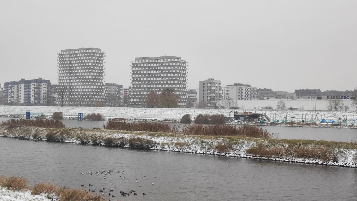 Wrocław pod śniegiem. Trudne warunki na drogach, korki, opóźnienia i awarie