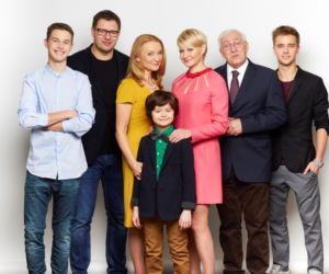 Rodzinka.pl 6. Natalia (Małgorzata Kożuchowska), Ludwik (Tomasz Karolak), Tomek (Maciej Musiał), Kuba (Adam Zdrójkowski), Janina (Halina Skoczyńska), Zenon (Michał Grudziński), Kacper (Mateusz Pawłows