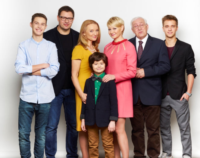 Rodzinka.pl 6. Natalia (Małgorzata Kożuchowska), Ludwik (Tomasz Karolak), Tomek (Maciej Musiał), Kuba (Adam Zdrójkowski), Janina (Halina Skoczyńska), Zenon (Michał Grudziński), Kacper (Mateusz Pawłows