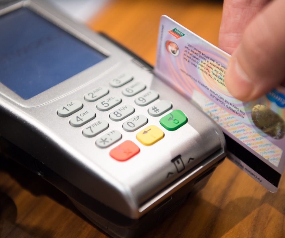 Ukradła koleżance kartę do bankomatu i ruszyła na zakupy. Teraz grozi jej do 10 lat więzienia!