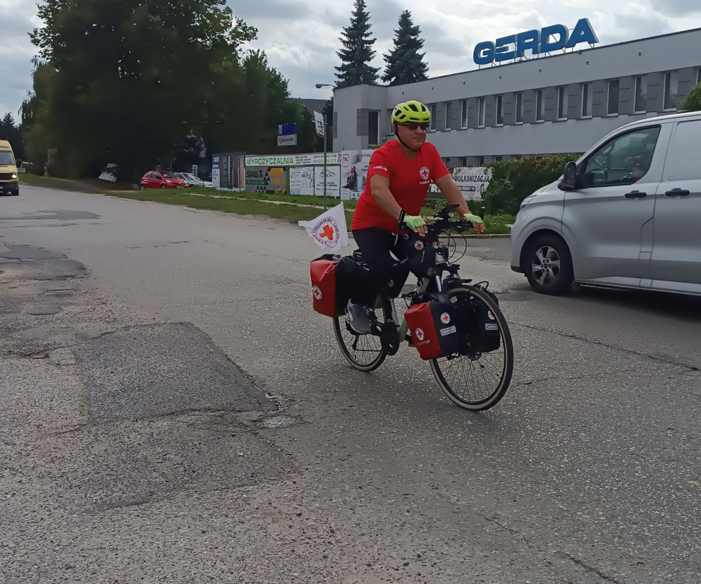 „Kilometry DOBRA” na dwóch kółkach. Lubelski wolontariusz rusza w trasę przez Polskę dla PCK