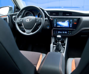 Toyota Auris Touring Sports lifting 2015