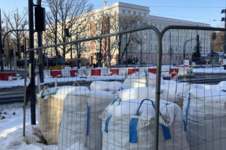 Tramwaj wzdłuż ul. Rakowieckiej w Warszawie w styczniu 2026