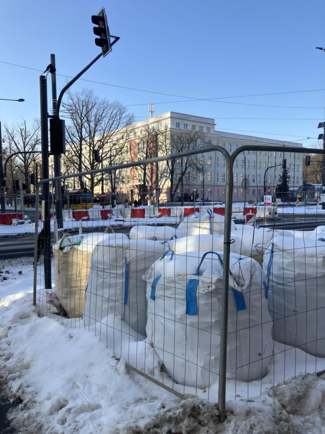 Tramwaj wzdłuż ul. Rakowieckiej w Warszawie w styczniu 2026