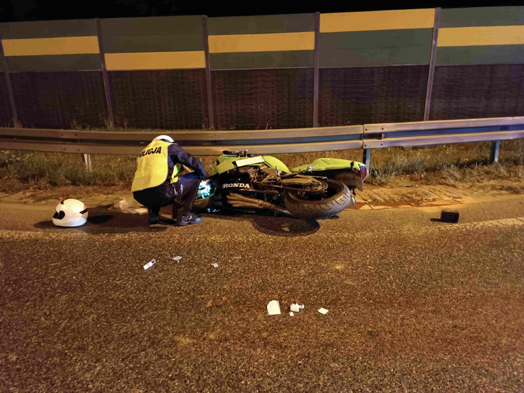 Pruł motorem uciekając przed policją. Roztrzaskał się o osobówkę