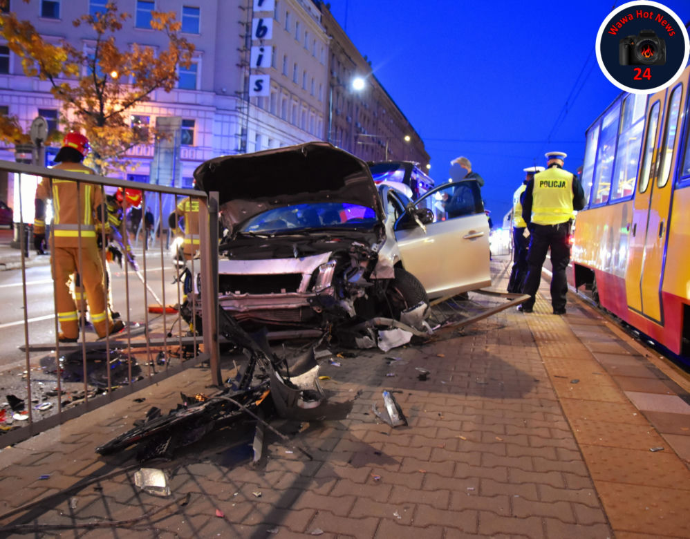 Koszmarne zderzenie audi, volvo i tramwaju. Totalna demolka na przystanku