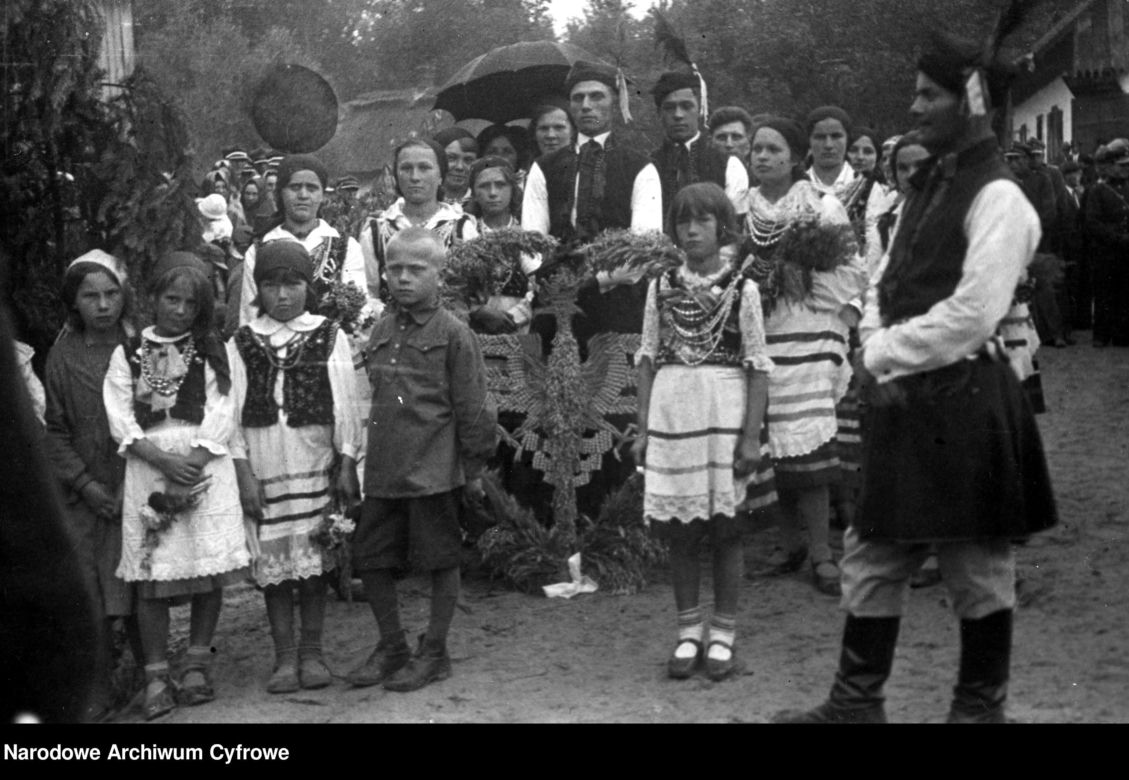 Uśmiechnięci Polacy, stroje ludowe, tańce i huczne pożegnanie lata. Tak obchodzono dożynki kilkadziesiąt lat temu