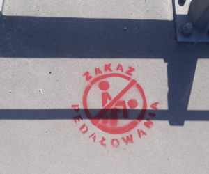 Kontrowersyjny szablon Zakaz Pedałowania na rzeszowskim moście