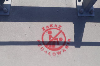 Kontrowersyjne szablony Zakaz Pedałowania na tęczowym moście w Rzeszowie