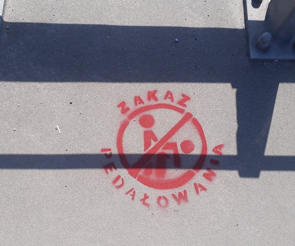Kontrowersyjny szablon Zakaz Pedałowania na rzeszowskim moście