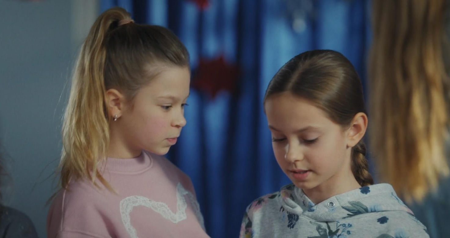 	M jak miłość odc. 1854. Hania  (Wiktoria Basik), Zosia (Natalia Samagalska)