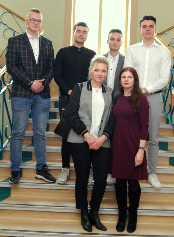 Uczniowie ZSP nr 4 w Siedlcach i ich opiekunowie, którzy wzięli udział w debacie o bezpieczeństwie