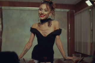 Ariana Grande w teledysku do petal