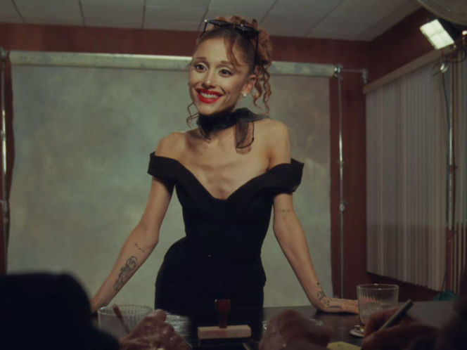 Ariana Grande w teledysku do "petal"