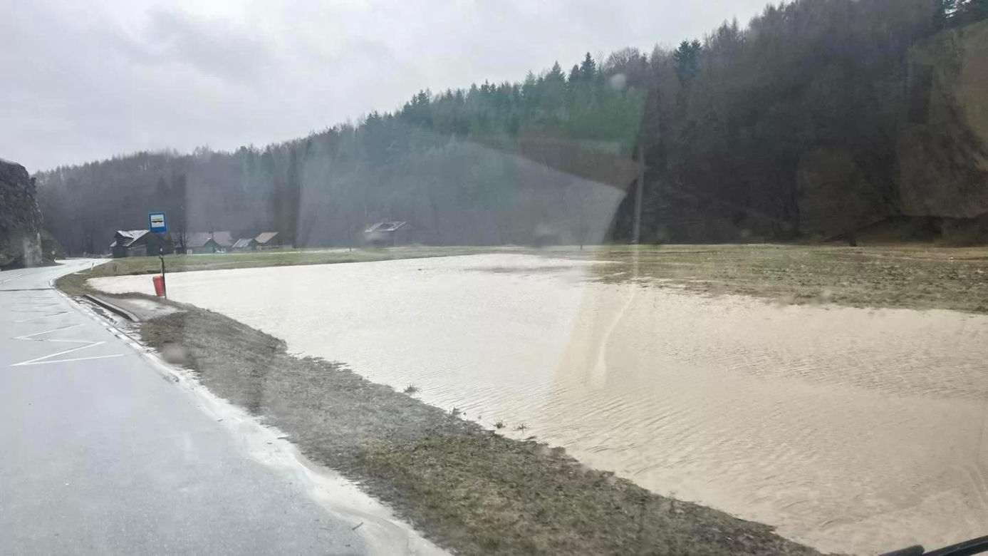 Liczne podtopienia i szkody po wichurach i ulewach w Małopolsce
