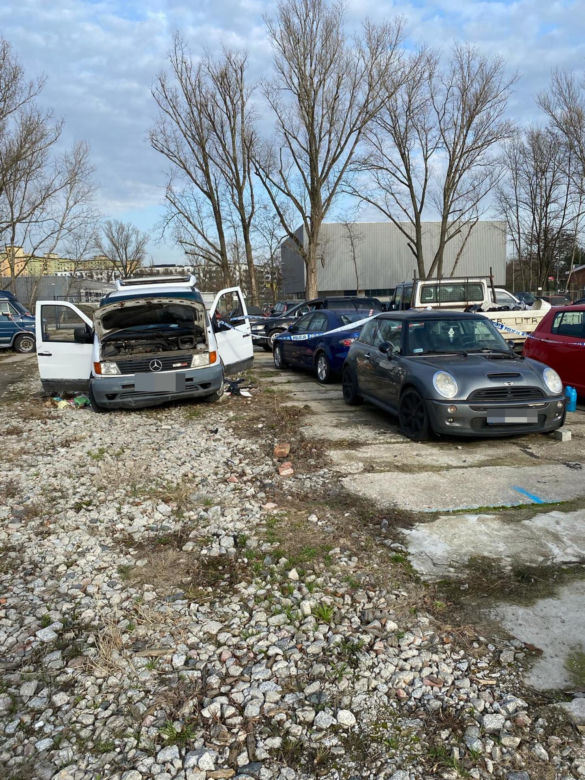 Granat jak skarbonka. Niespodzianka w aucie na policyjnym parkingu