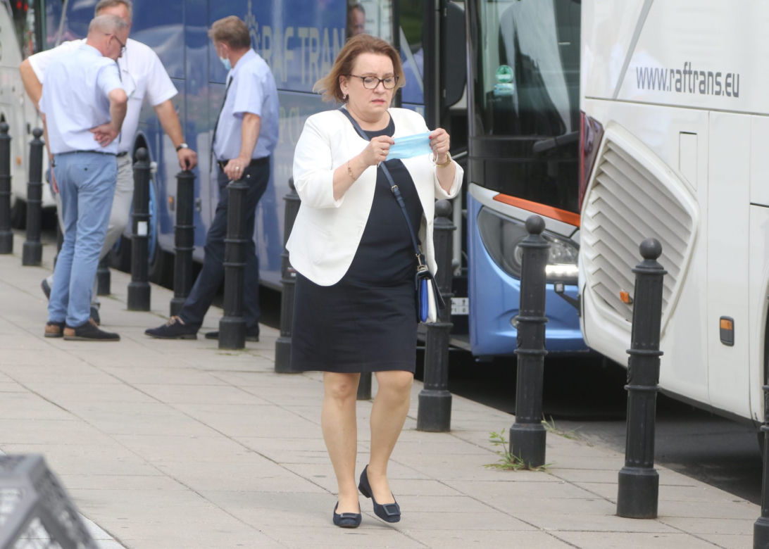 Wyjazd parlamentarzystów PiS na naradę do hotelu w Ożarowie Mazowieckim