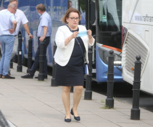 Wyjazd parlamentarzystów PiS na naradę do hotelu w Ożarowie Mazowieckim