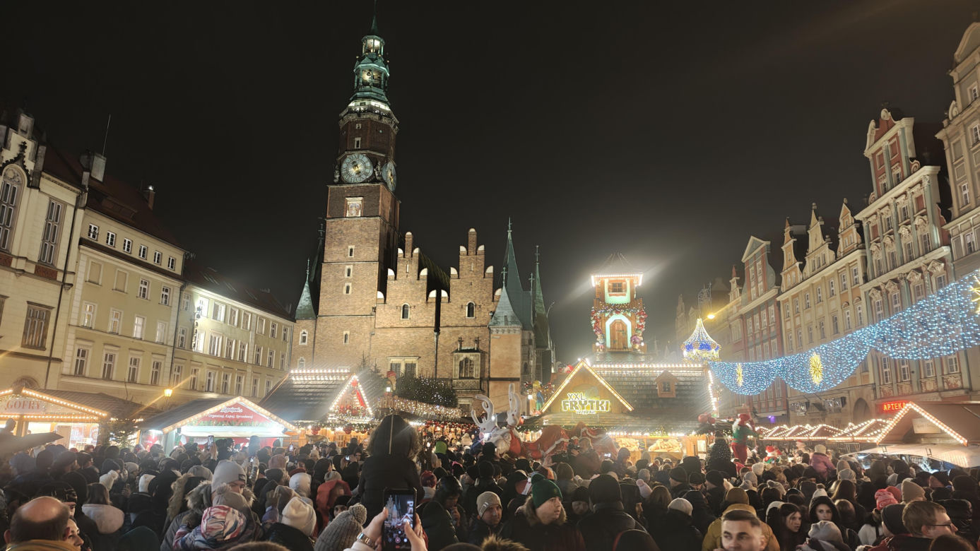 Największa choinka we Wrocławiu już rozświetlona! Tłumy powitały Świętego Mikołaja 