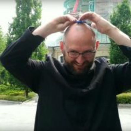 Ksiądz poleca fidget spinner i pokazuje sztuczkę 'na aniołka' 